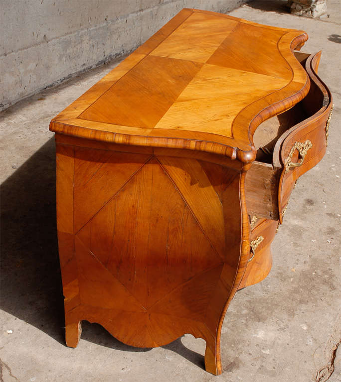 18th Century and Earlier An 18th Century Swedish Period Rococo Serpentine Chest with a Lovely Elm Veneer  For Sale
