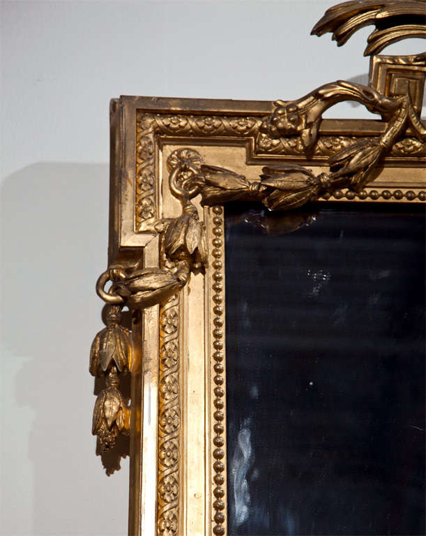 Doré Miroir français en bois sculpté et doré en vente