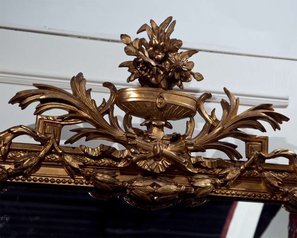 Miroir français en bois sculpté et doré Bon état - En vente à Stamford, CT