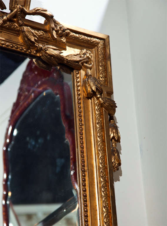 Spiegel aus geschnitztem, vergoldetem Holz (19. Jahrhundert) im Angebot
