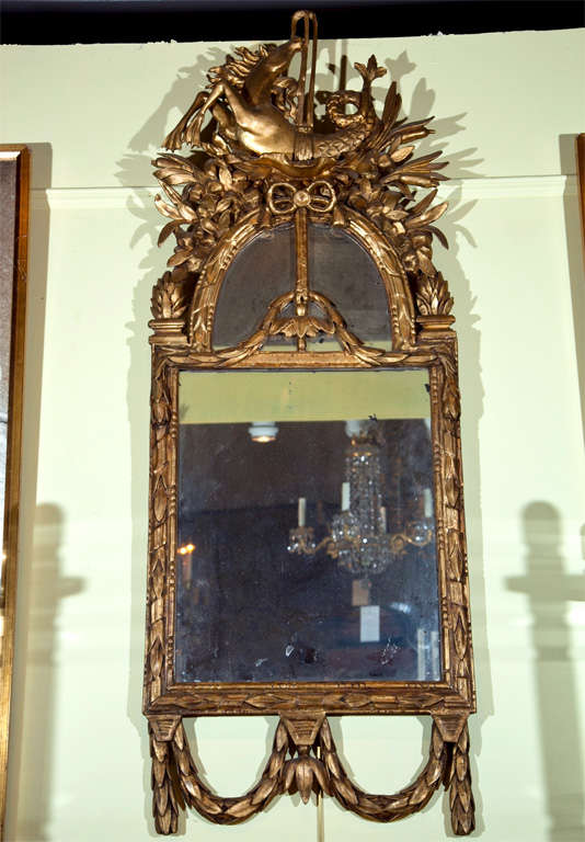 Ein italienischer, piemontesischer, geschnitzter und vergoldeter Schauglas mit Hippocampus, Glockenblumen, Schilf, Kapitellen und Fackeln.