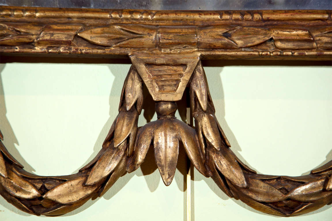 Italienischer geschnitzter Spiegel aus vergoldetem Holz aus dem 18. Jahrhundert im Zustand „Gut“ im Angebot in Stamford, CT