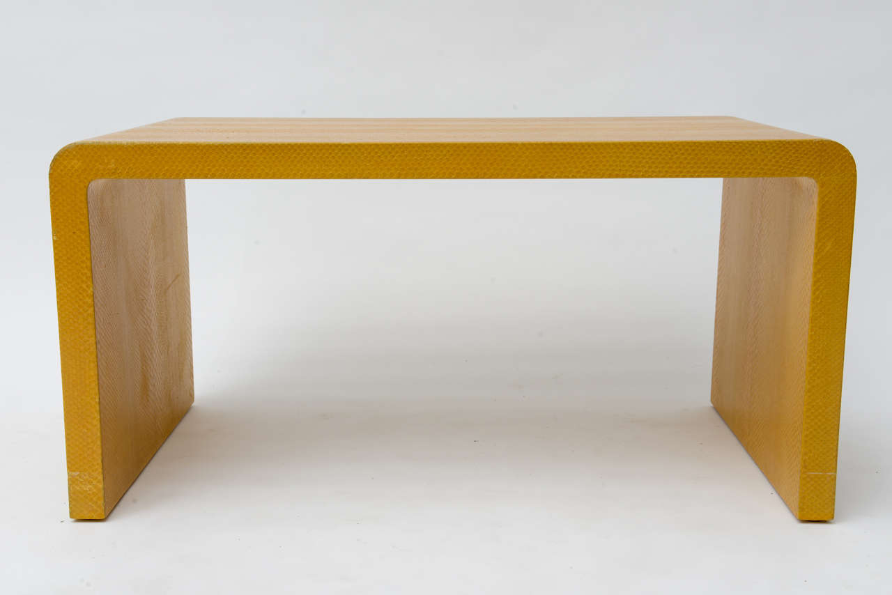 Er kann sowohl als Bank als auch als Tisch verwendet werden.
Ein klassisches Design aus den 1940er Jahren, neu interpretiert von Karl Springer,
Etikett unten