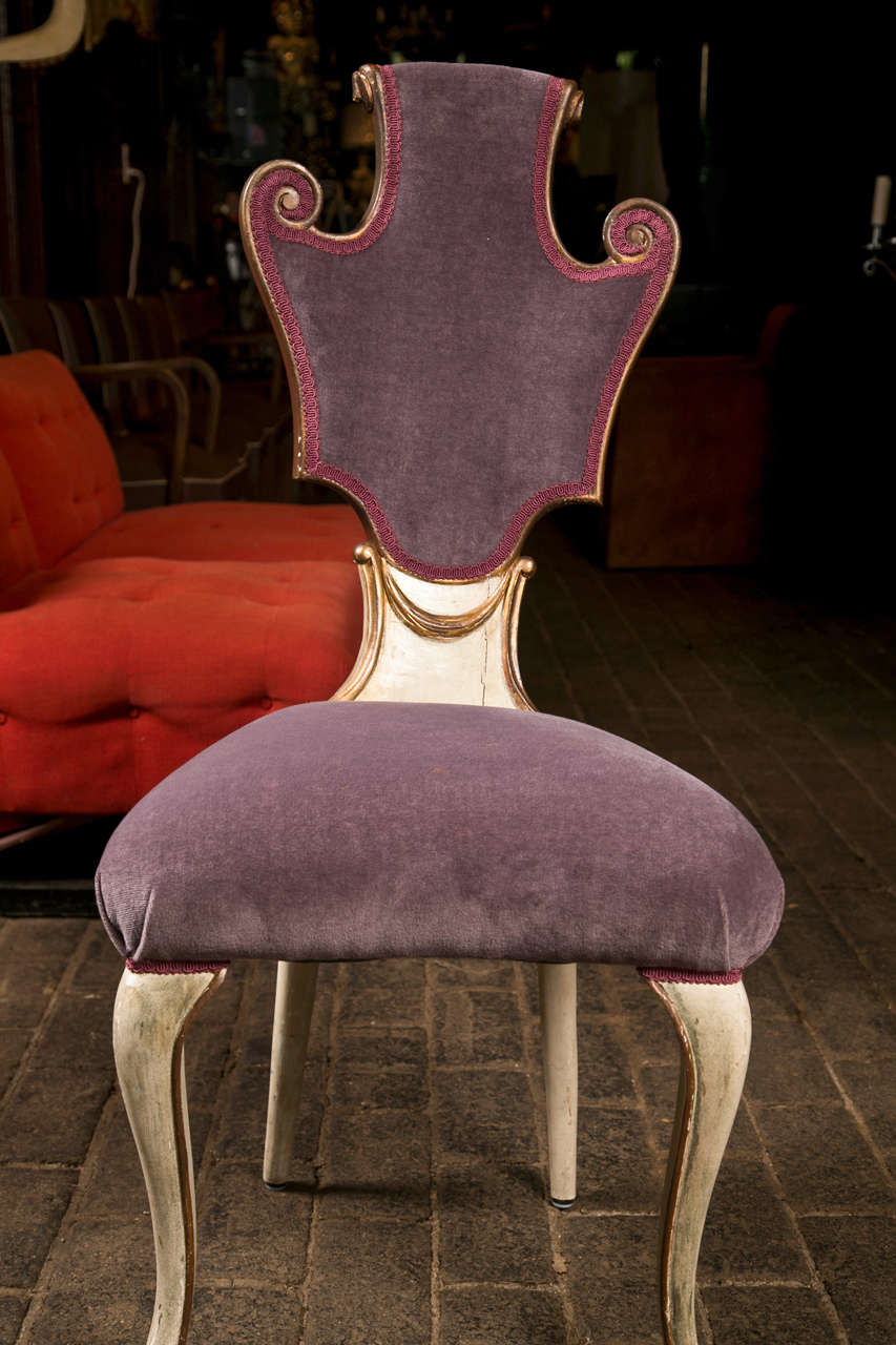Ensemble de six superbes chaises de salle à manger vénitiennes en mohair violet.