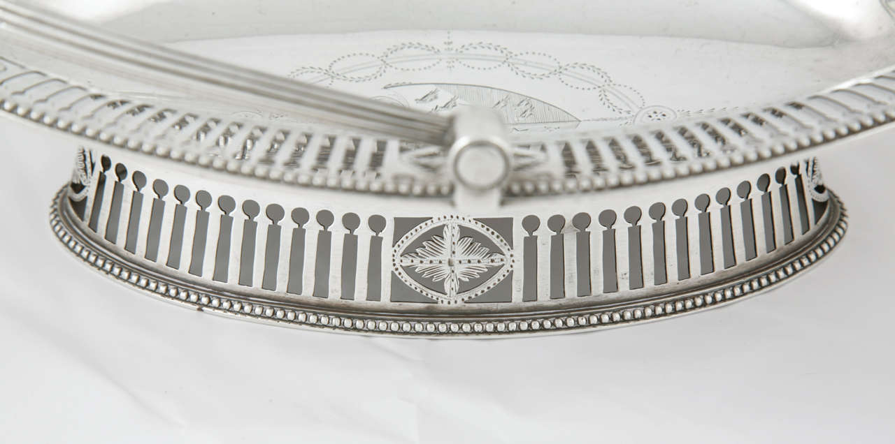 George III Sterling Silver Cake Basket In Good Condition For Sale In London, GB