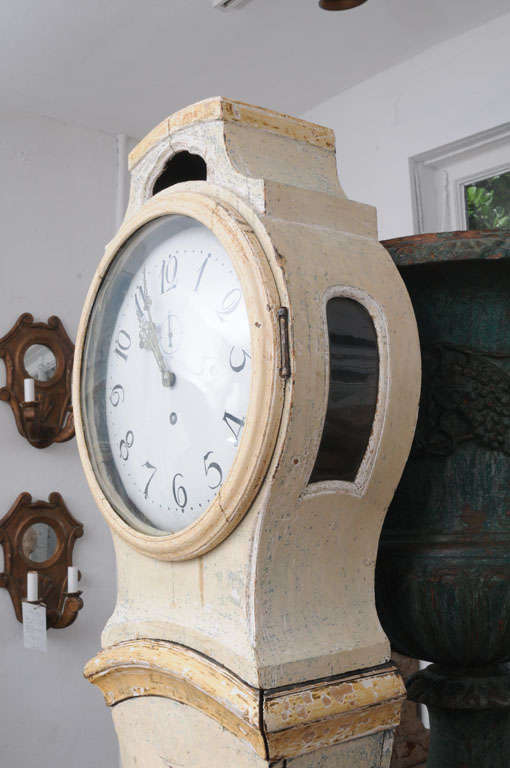 Painted Gustavian Mora Clock In Good Condition In Washington, DC