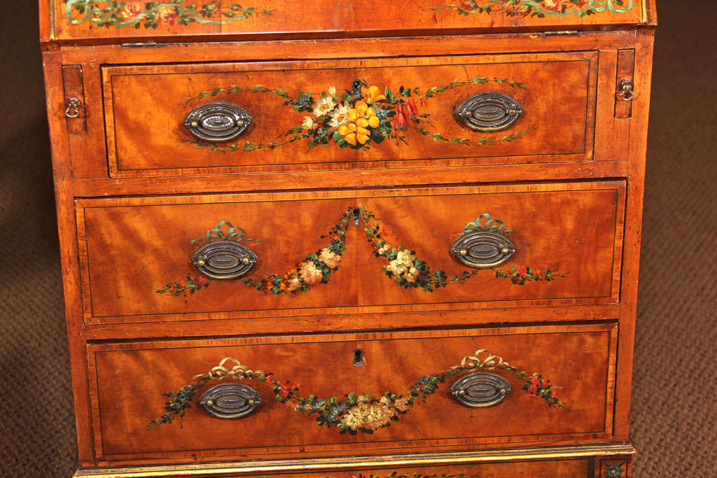 English Edwardian Satinwood Bureau In Excellent Condition For Sale In Kirkland, WA