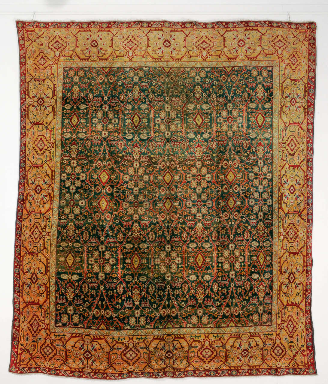 Ein sehr raffinierter und eleganter Agra-Teppich, geknüpft auf einem seltenen smaragdgrünen Hintergrund und eingerahmt von einer weit auseinanderliegenden zitronengelben Bordüre. Agra stellt den Höhepunkt des Marktes für dekorative Teppiche dar, da