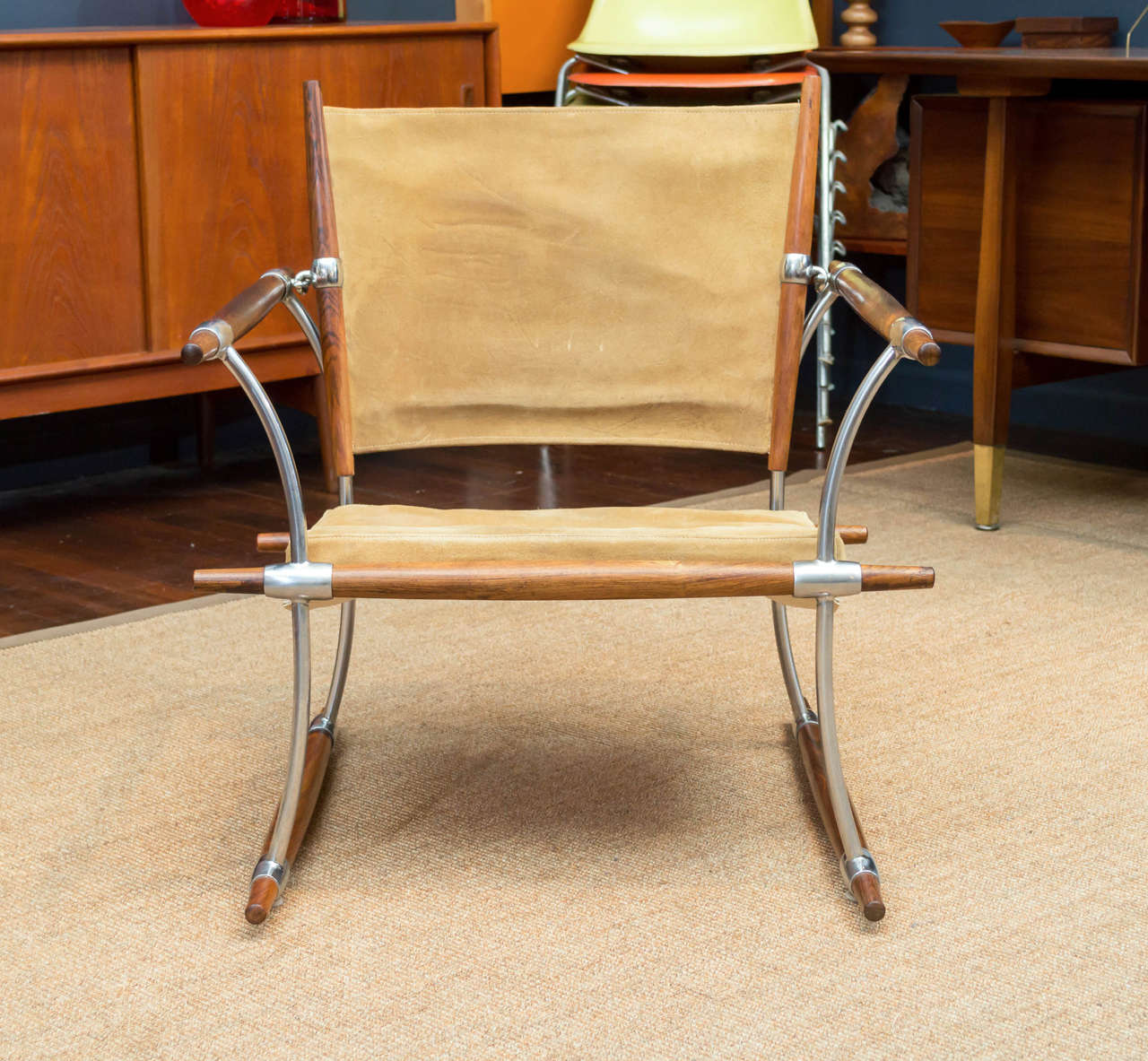 Seltener und schöner Jens H Quistgaard Design 'Stokke' Sessel. Stimmungsvolles Design:: das an eine Kampagne aus dem 19. Jahrhundert erinnert. Hergestellt aus brasilianischem Palisanderholz und Metall von Nissen:: Dänemark. 
Ausgezeichneter