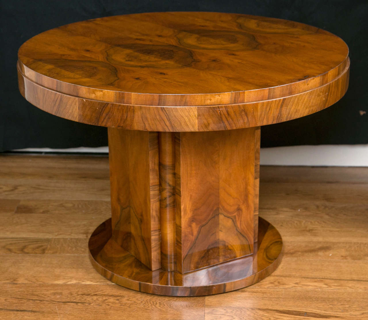 Superb art moderne round pedestal table with playful matchbook walnut veneer for use as a side or coffee table, 1930s.
Recently French polished.