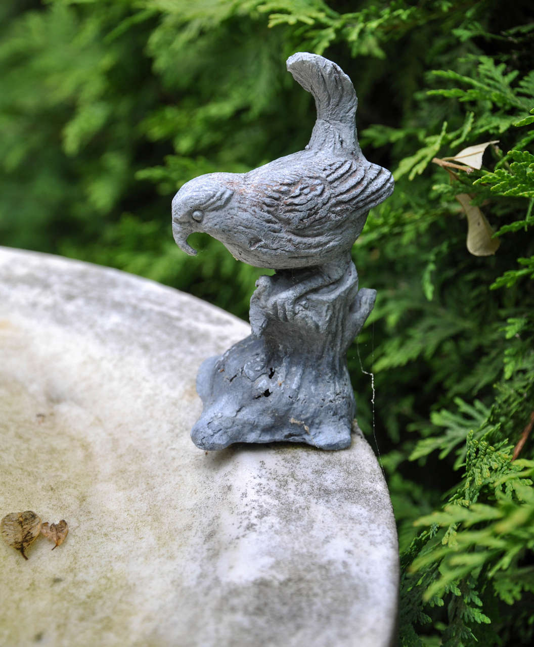 English White Marble Bird Bath with Lead Bird Mount, circa 1900 In Good Condition In Lake Forest, IL