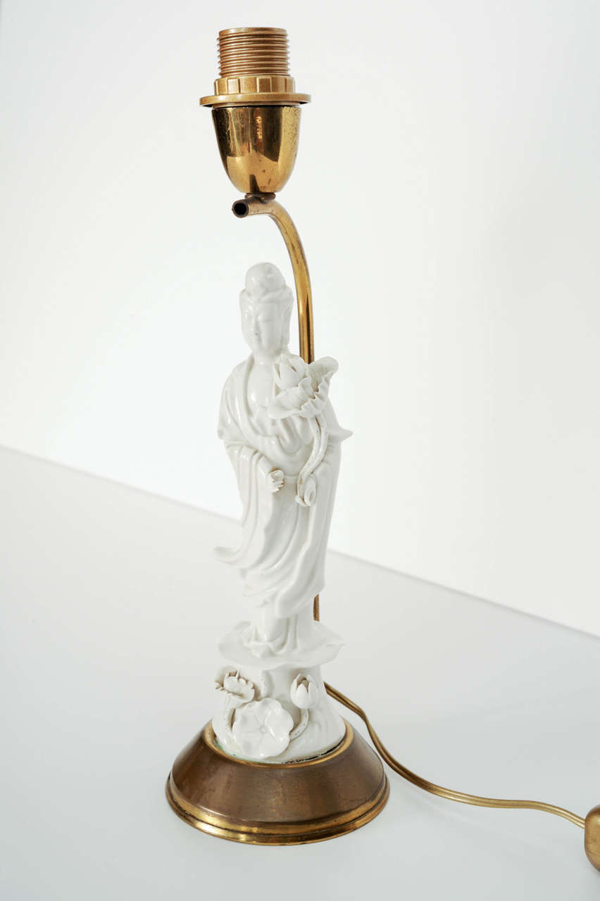 Early 20th Century Porcelain and Brass Chinese Style Table Lamp In Good Condition For Sale In Milan, IT