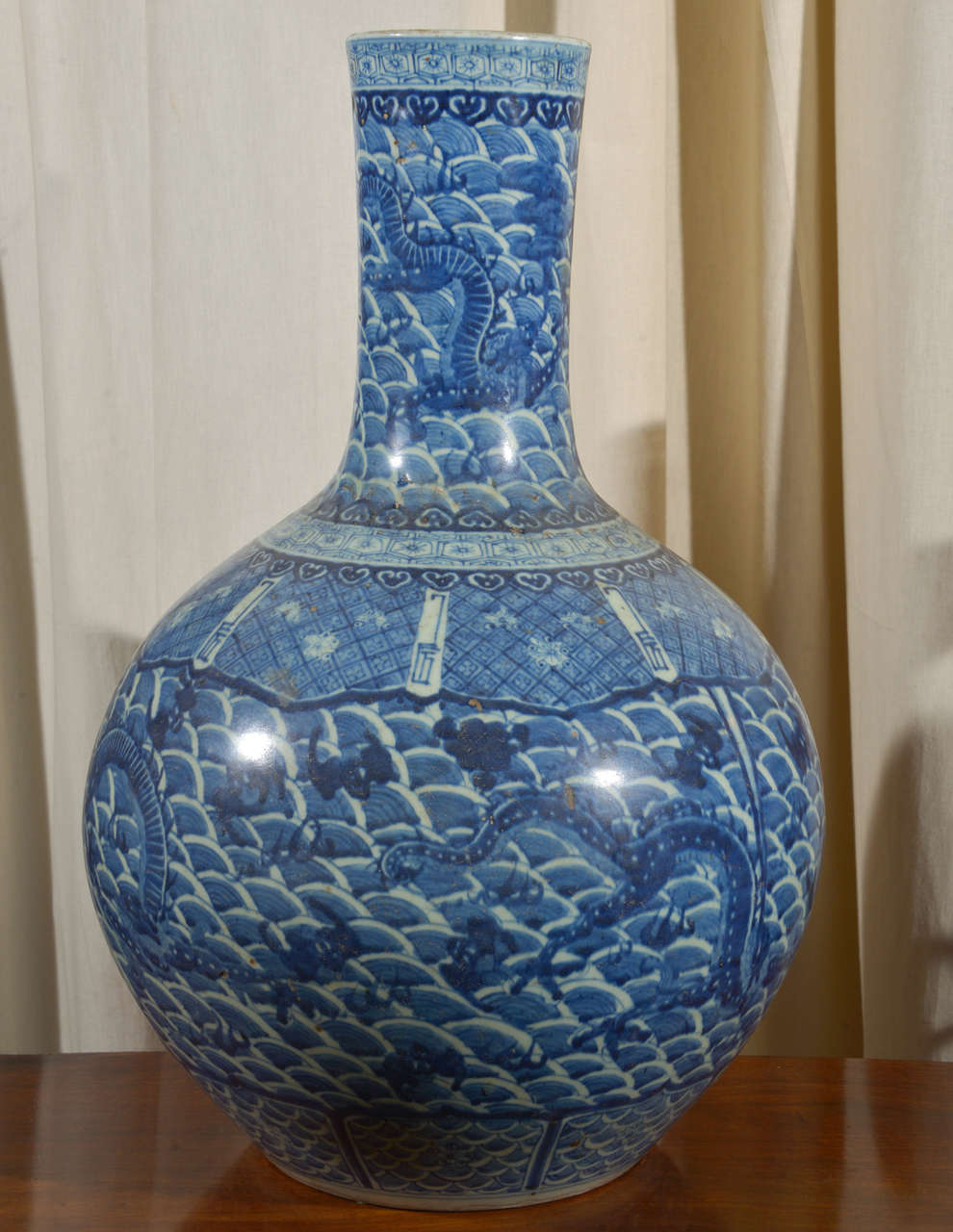 Large antique blue and white globular-shape dragon vase with tall neck and wood stand (25