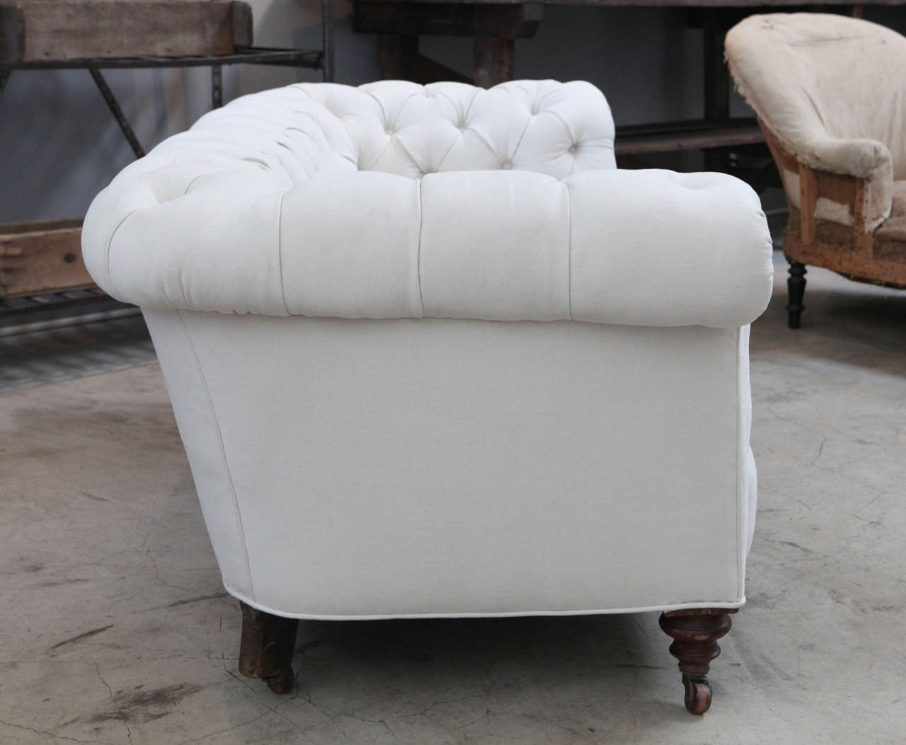 English Tufted Off-White Linen Loveseat , 19th Century In Good Condition In Los Angeles, CA