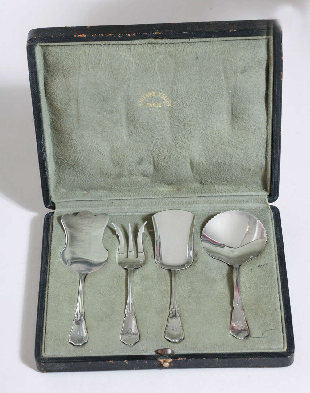 Four-piece sterling silver set includes a fork, serrated spoon, scoop, and a spade. 
Each 5' to 5.25' long. 
Monogrammed RD.

Hallmarked for 950 silver/ G Keller/ Keller poincon.


