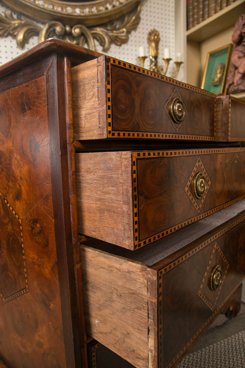 Georgian Oyster Walnut  Chest of Drawers For Sale 1