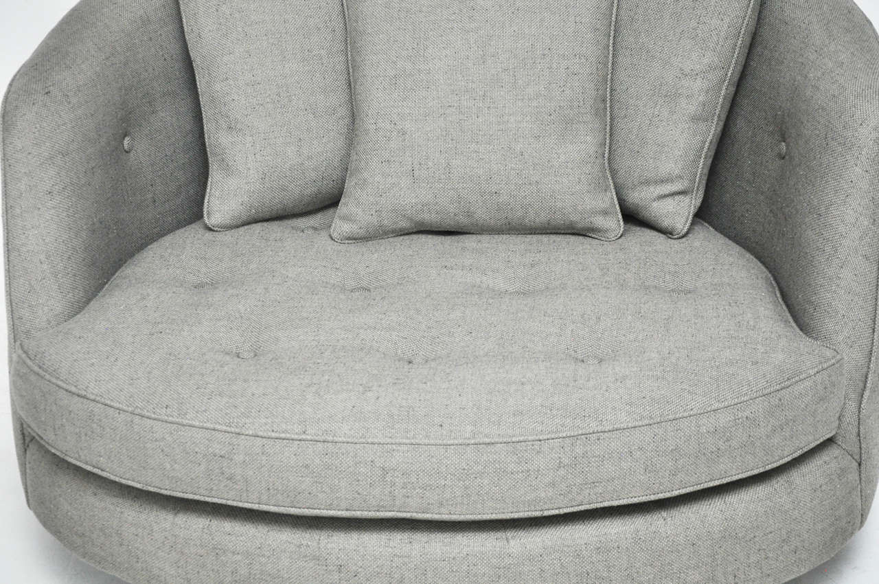 Mid-Century Modern Milo Baughman Large Swivel Chair