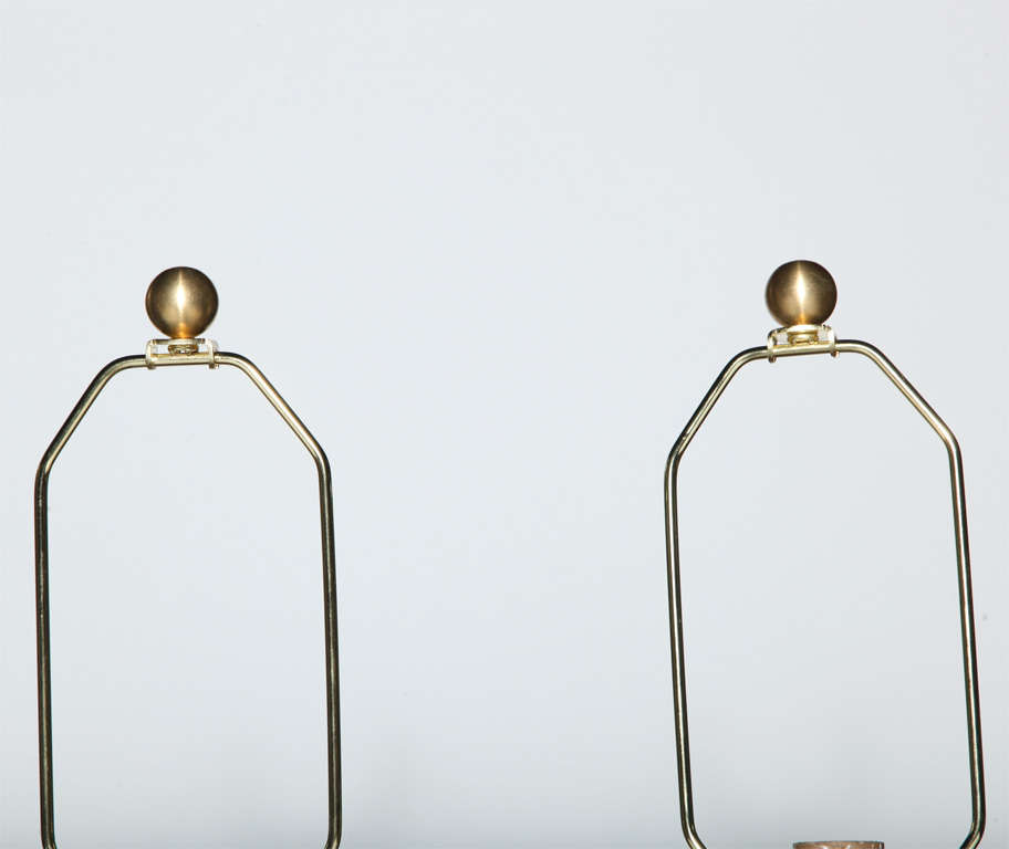 Placcato Coppia di lampade da tavolo Hollywood Regency in ottone scanalato e sfere di cristallo trasparente, anni '50 in vendita