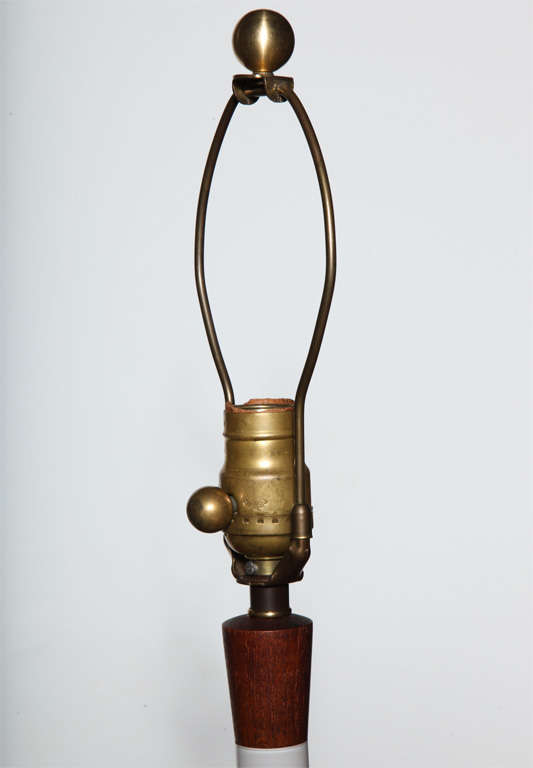 Scandinave moderne Lampe de table moderne danoise Holmegaard, verre blanc ciselé, détails en noyer, années 1960 en vente