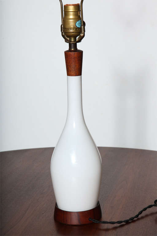 Lampe de table moderne danoise Holmegaard, verre blanc ciselé, détails en noyer, années 1960  Bon état - En vente à Bainbridge, NY