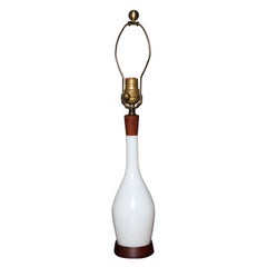 Holmegaard Dänische moderne Tischlampe aus weißem Gehäuseglas und Nussbaumholz, 1960er Jahre 