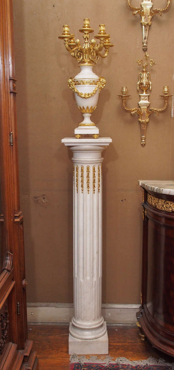 Magnifique paire de piédestaux et d'urnes en marbre de Carrare et bronze doré vers 1850. Les urnes mesurent 28