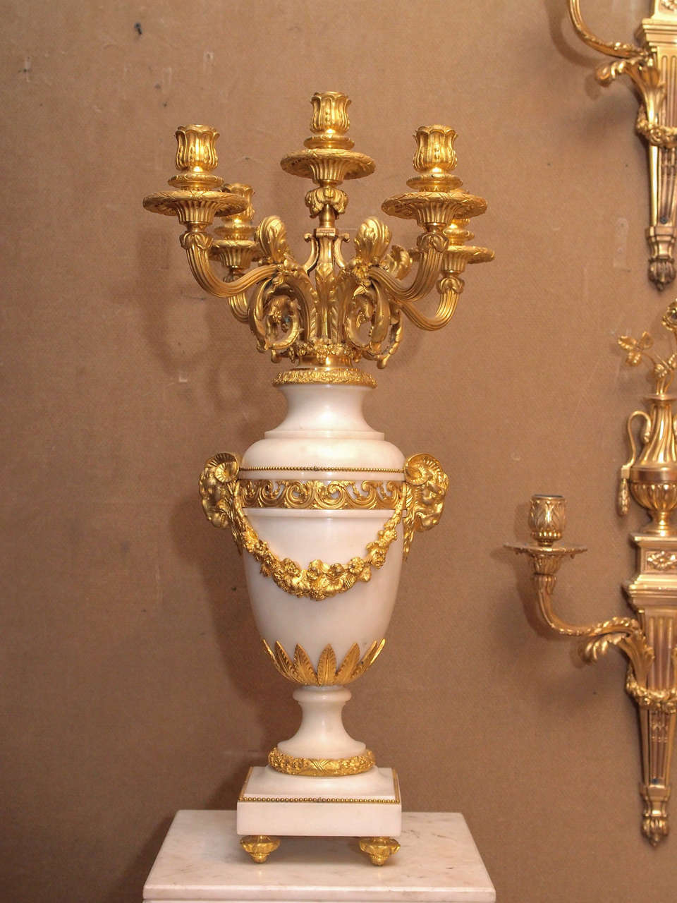 Français Paire de piédestaux et d'urnes anciens en marbre de Carrare et bronze doré vers 1850 en vente