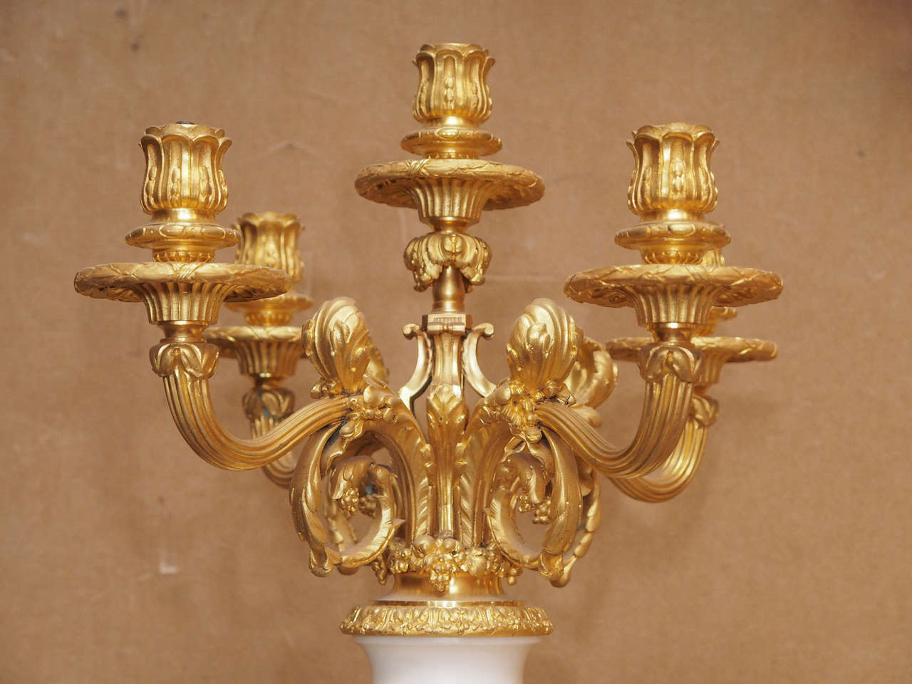 Pair of Antique Carrara Marble and Ormolu Pedestals and Urns circa 1850 In Good Condition For Sale In New Orleans, LA