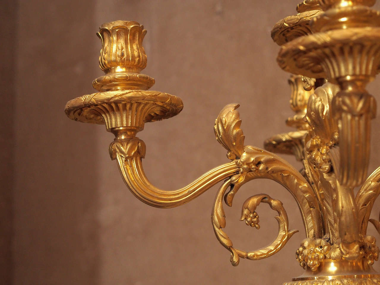 XIXe siècle Paire de piédestaux et d'urnes anciens en marbre de Carrare et bronze doré vers 1850 en vente