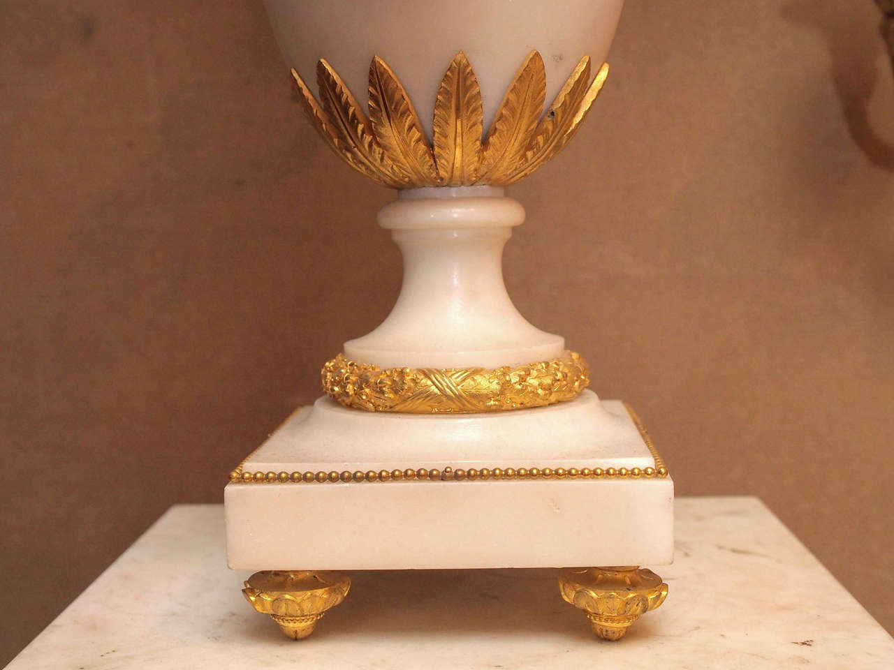 Paire de piédestaux et d'urnes anciens en marbre de Carrare et bronze doré vers 1850 en vente 2