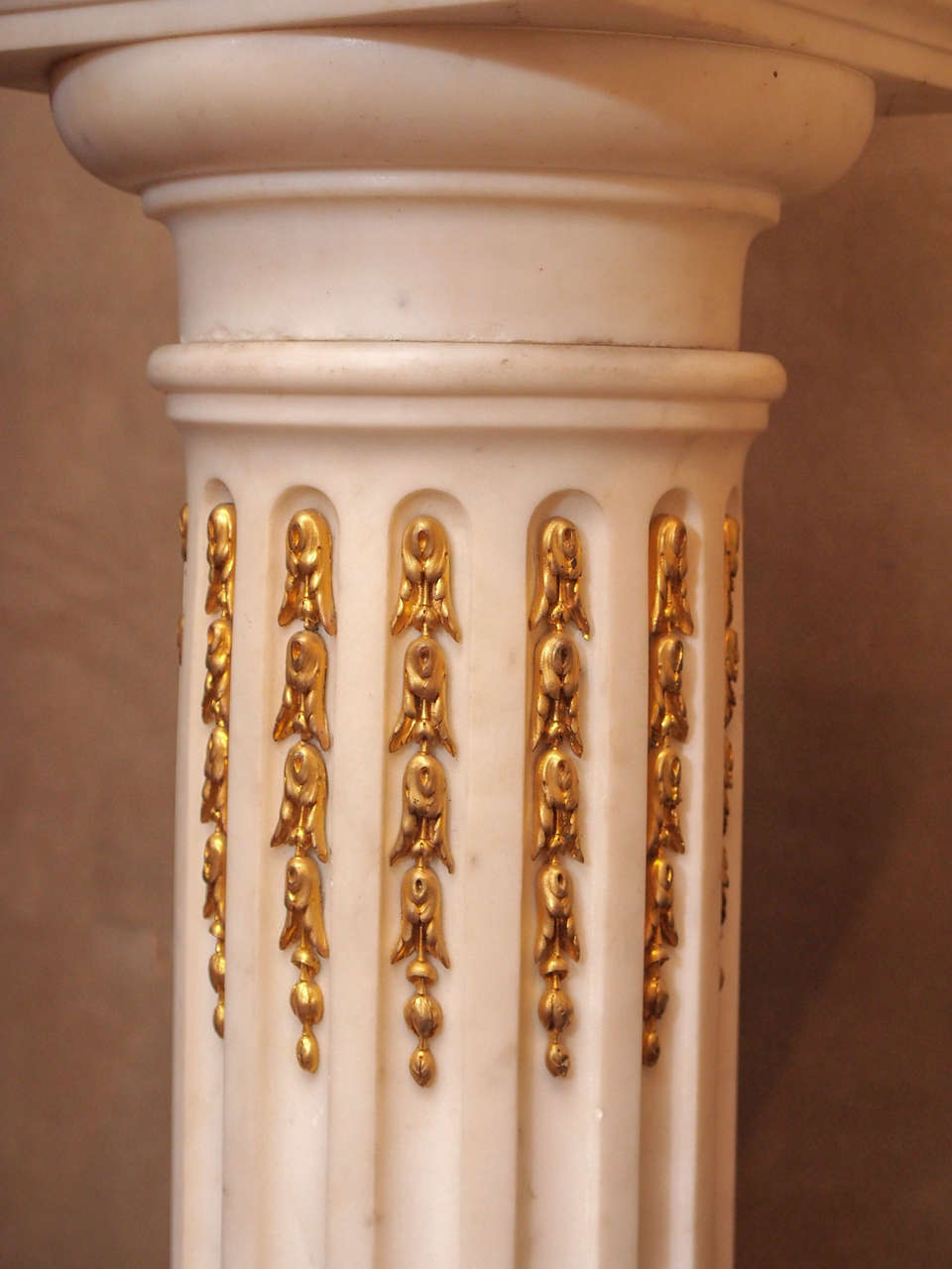 Paire de piédestaux et d'urnes anciens en marbre de Carrare et bronze doré vers 1850 en vente 3