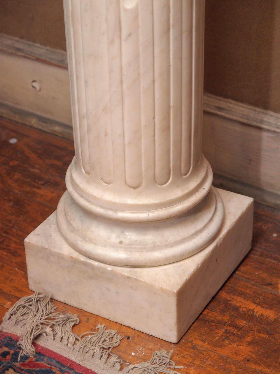 Paire de piédestaux et d'urnes anciens en marbre de Carrare et bronze doré vers 1850 en vente 4