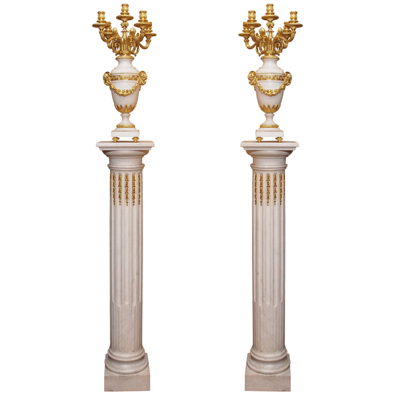 Paire de piédestaux et d'urnes anciens en marbre de Carrare et bronze doré vers 1850