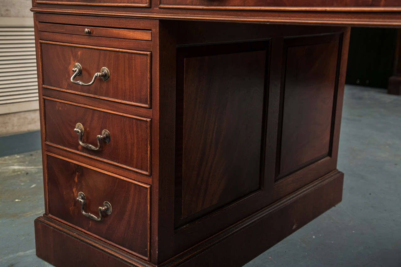 British English Mahogany Pedestal Desk For Sale