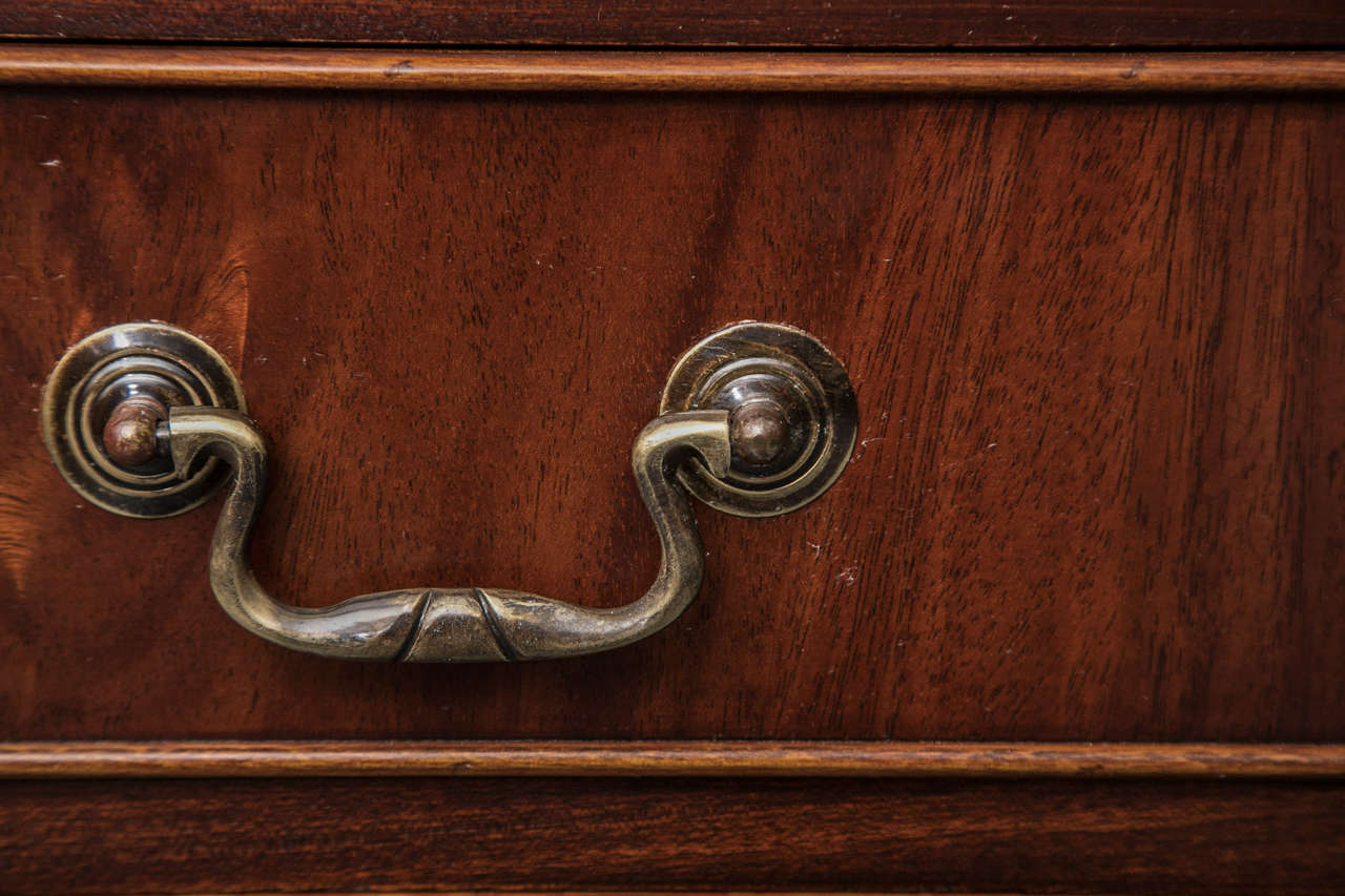 Cuir The Pedestal Desk en acajou anglais en vente