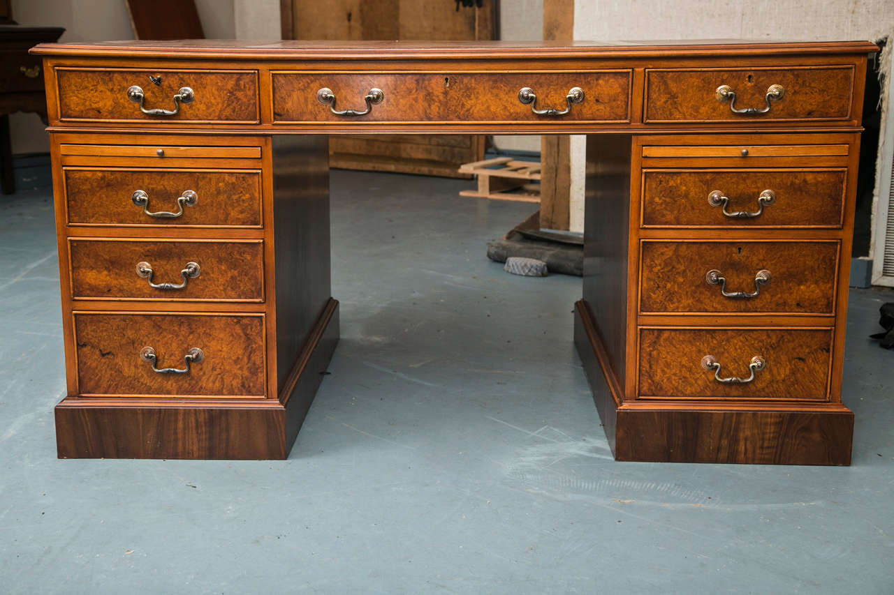 Cuir The Pedestal Desk en noyer anglais en vente