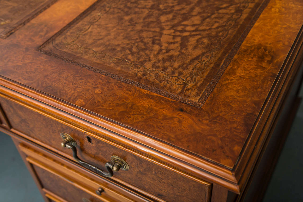 Georgian English Walnut Pedestal Desk For Sale