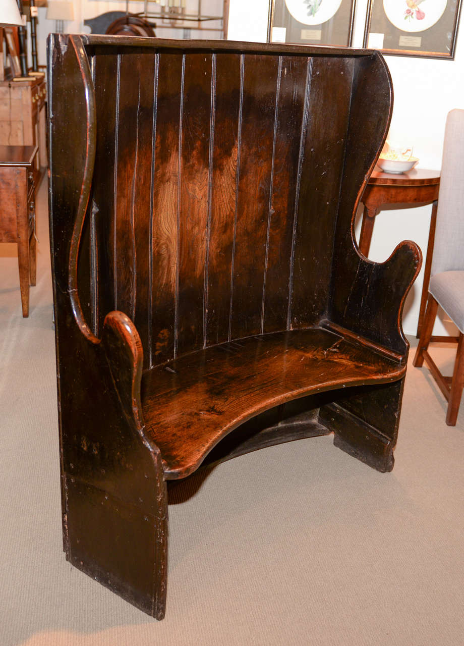 Settee with hinged raised back.
In elm.
English, circa 1800.