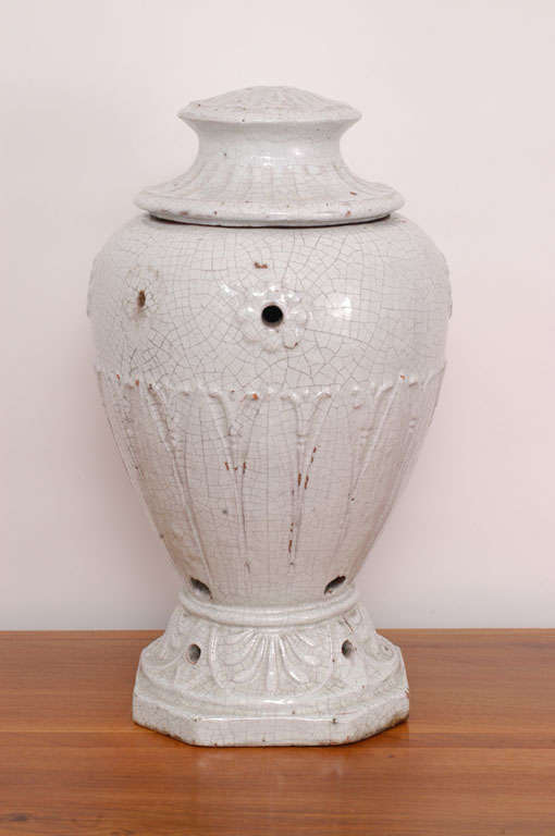 Ein sehr seltenes Stundenglas in Form einer weißen Fayence Brassaro (Chauffage) mit Feuille D' Eau Dekoration am Boden.