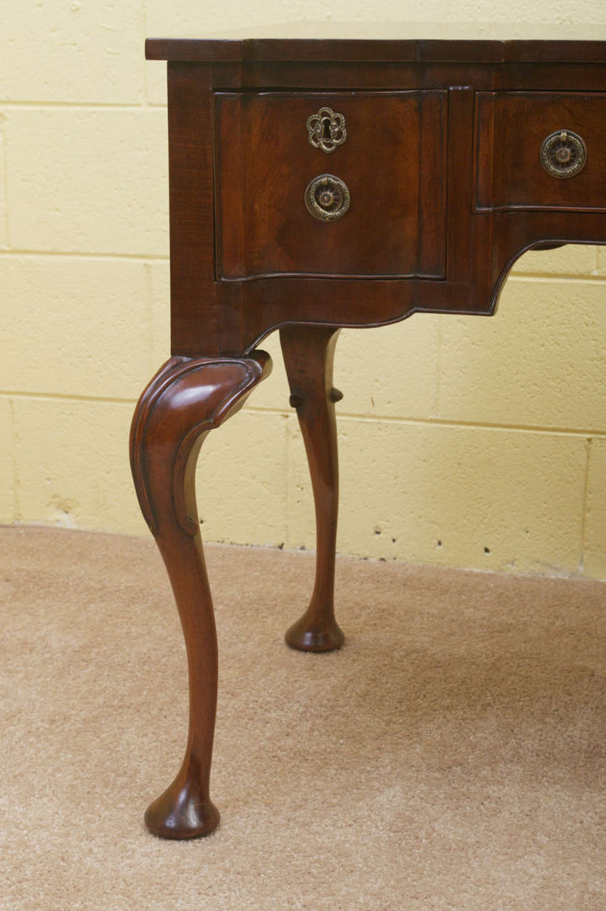 Queen Anne Style Flame Mahogany Lowboy In Excellent Condition In San Mateo, CA