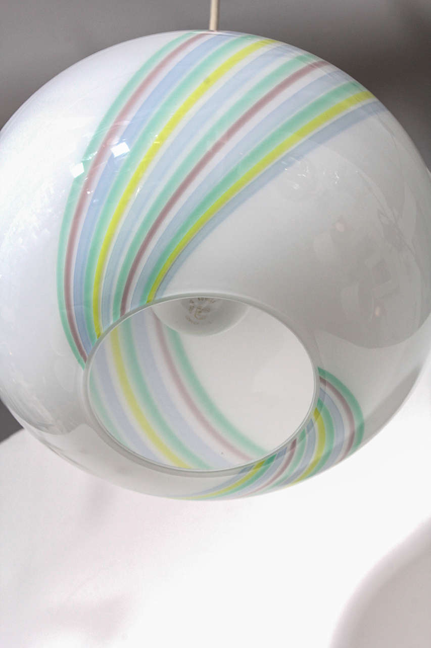 Anhänger aus Muranoglas mit Wirbelglas (Mitte des 20. Jahrhunderts) im Angebot
