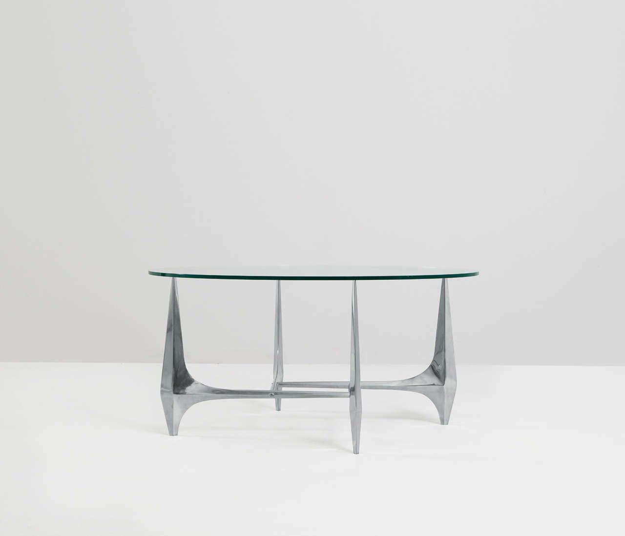 Sculptural cocktail table by Knut Hesterberg with aluminum legs and round glass top. Produced by Ronald Schmitt, Germany. The legs show sharp and edgy lines, which provide a very modern look.
Worldwide shipping possibilities: For competitive