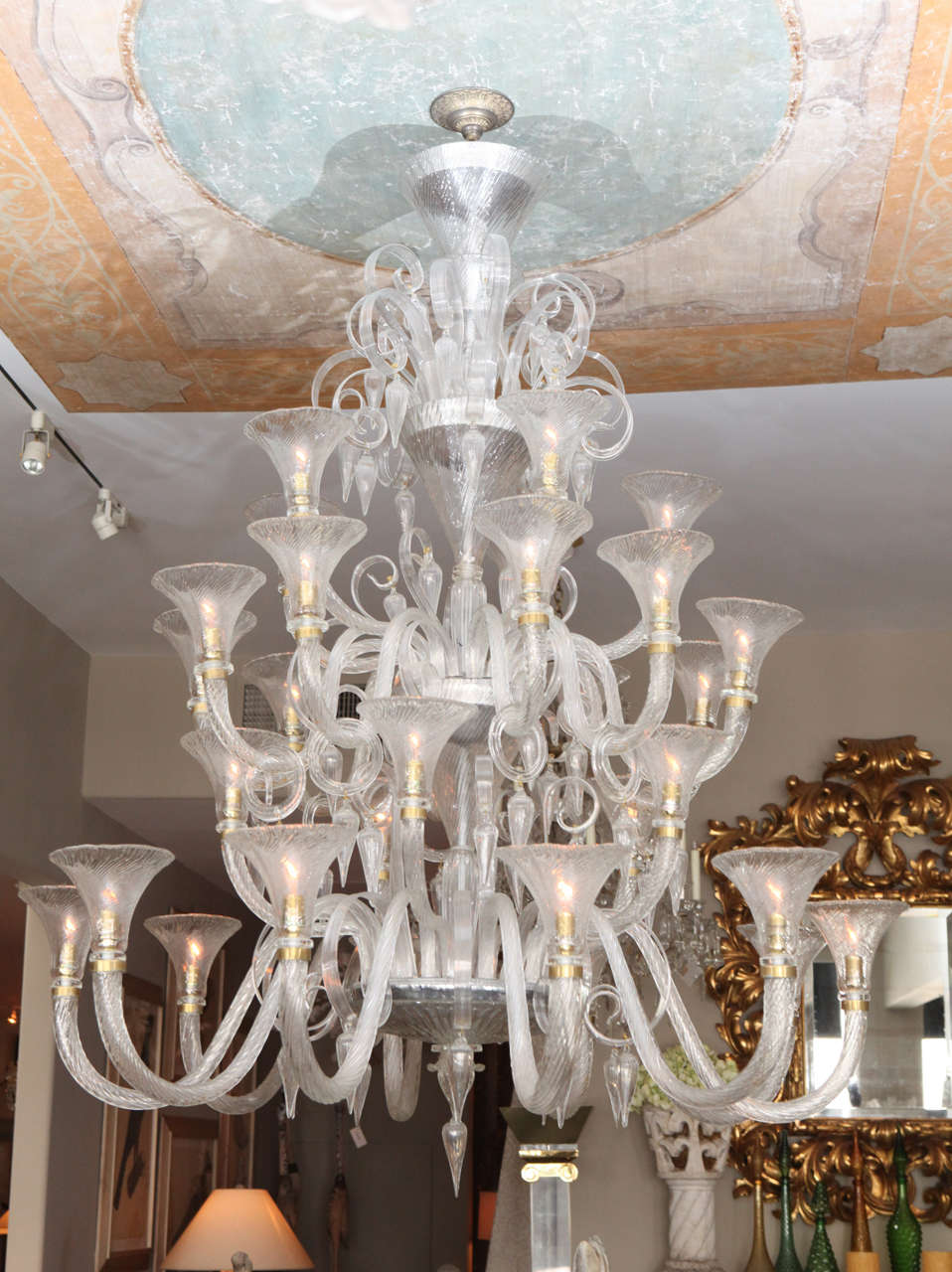 Lampadario vintage in vetro di Murano di dimensioni monumentali, 30 luci.
NOTA BENE: La consegna del pacco non è un'opzione per questo articolo. È richiesto il trasporto White Glove o Front Door Freight.