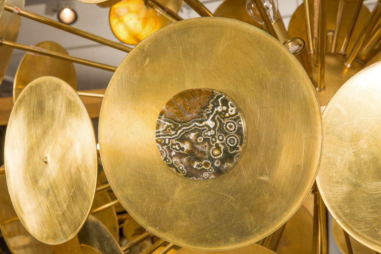Français Exceptionnel lustre en laiton avec pierre de jaspe en vente