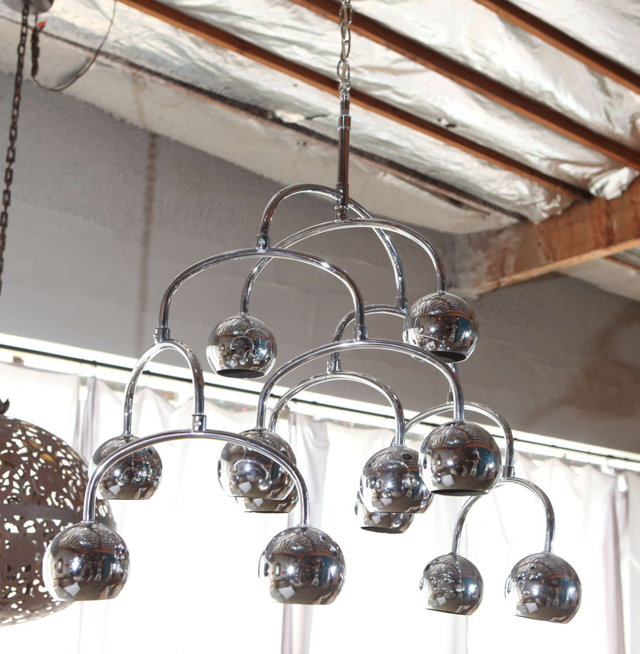 Robert Sonneman chromed steel chandelier, can be adjusted to design preference. Visit the Paul Marra storefront to see more lighting including 21st Century.