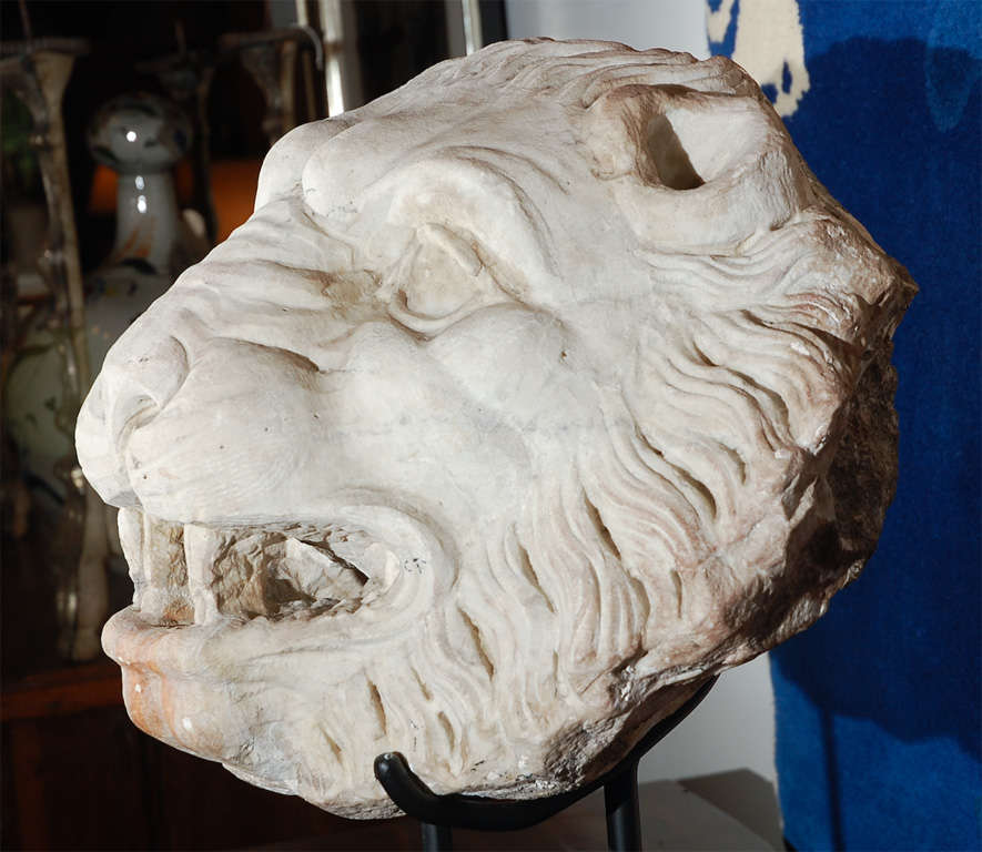 Sculpté à la main 17e siècle, Tête de fontaine Lion en marbre de Carrera en vente