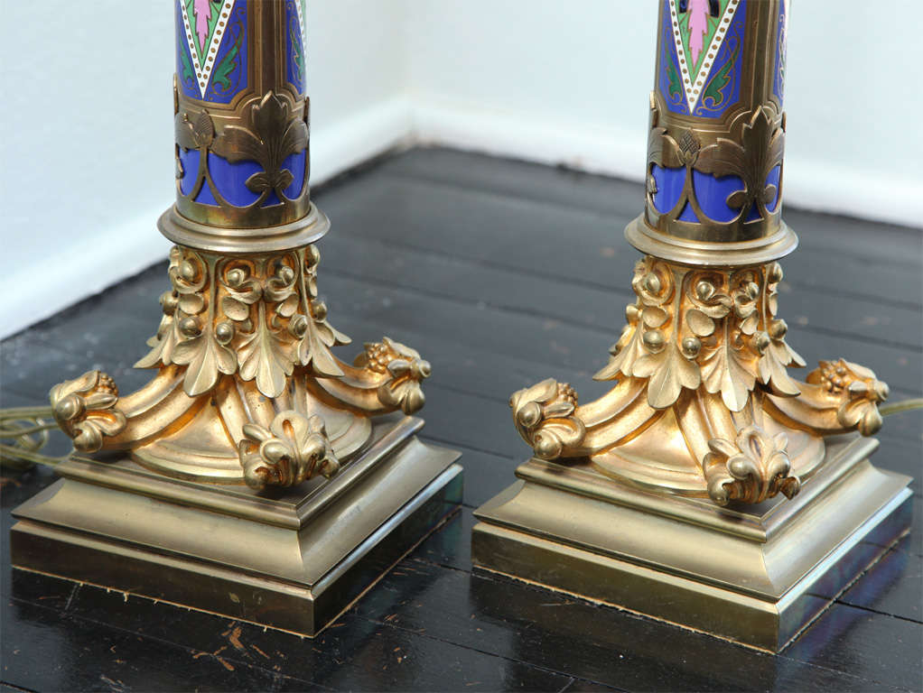 Américain Paire de lampes de table du mouvement esthétique en cloisonné et bronze en vente
