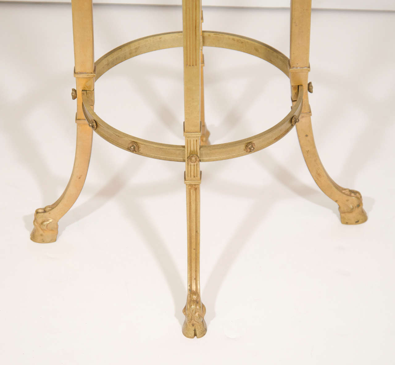 Français Ancienne table d'appoint circulaire française de style néoclassique en bronze doré et marbre en vente