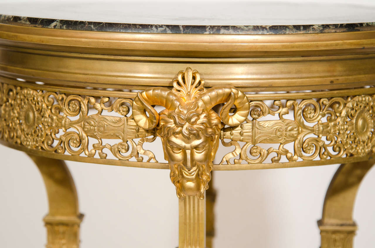 Ancienne table d'appoint circulaire française de style néoclassique en bronze doré et marbre Bon état - En vente à New York, NY