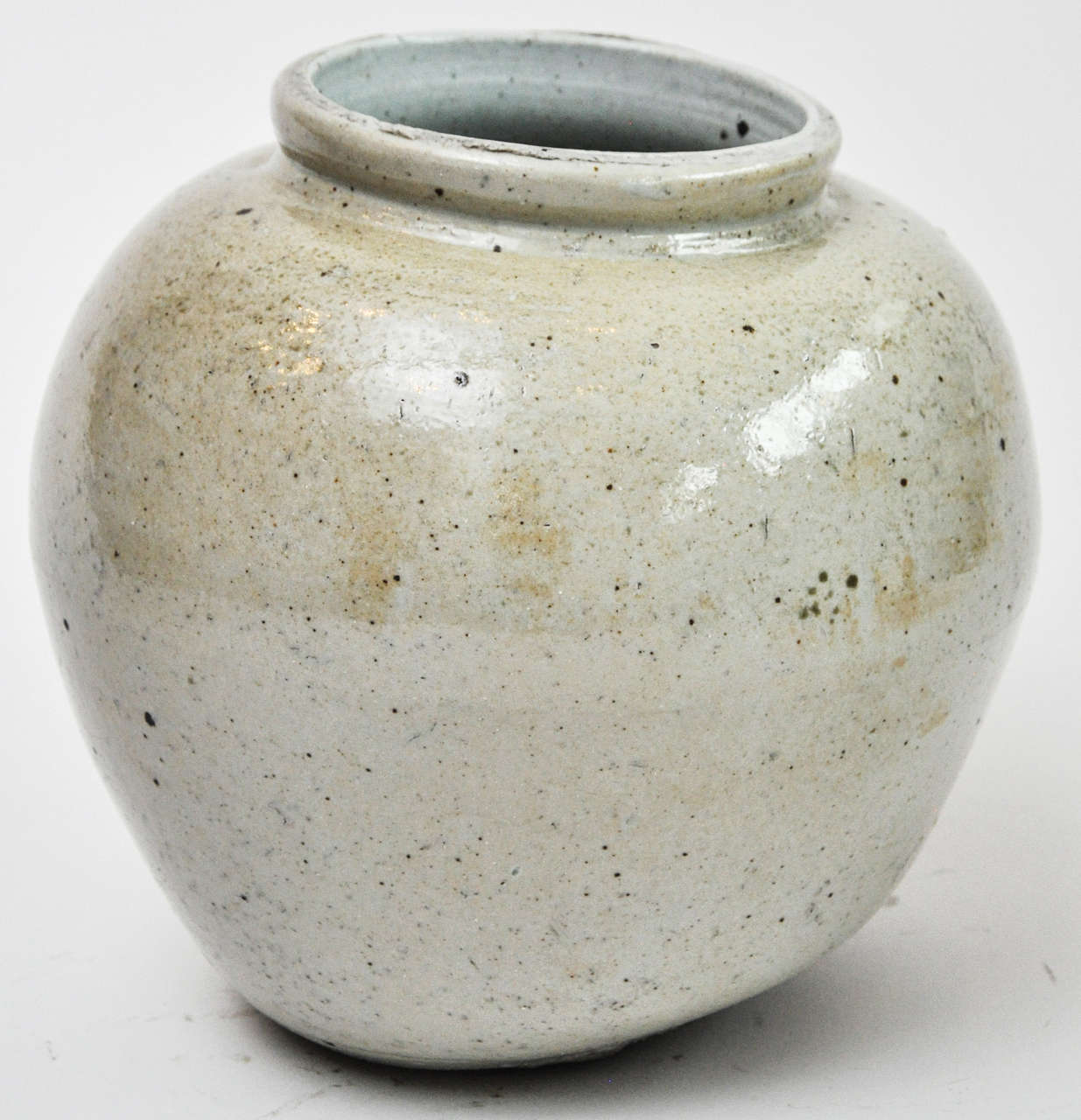 Large Korean Jar with Buff Glaze In Excellent Condition In Chicago, IL